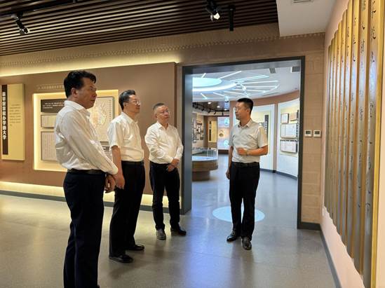 说明: 10.6月27日,教育部社会科学司司长徐青森参观校史馆,山东大学党委书记任友群、副校长曹现强出席参观活动,人文社科研究院院长郑敬斌陪同参观