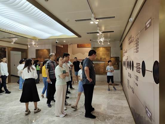 说明: 13.7月6日，继续教育学院毕业生参观校史馆，讲解员郑玉蝶