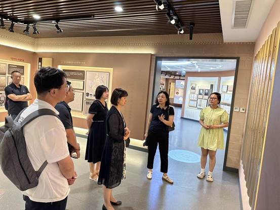 说明: 2.6月24日,齐鲁制药基金会一行参观校史馆,服务山东办公室相关负责同志陪同参观,讲解员周庆媚