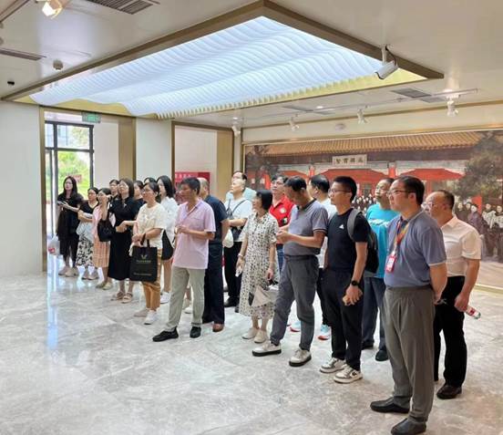 说明: 15.7月7日，江西吉安县立中学教师一行参观校史馆，党委办公室、校长办公室相关负责同志陪同参观，讲解员郑玉蝶