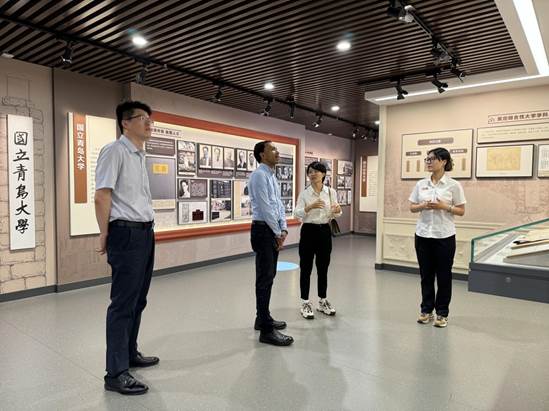 说明: 1.7月2日，中国工程院外籍院士参观校史馆，齐鲁交通学院相关负责同志陪同参观，讲解员周庆媚