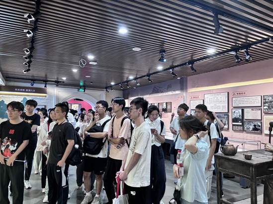 说明: 17.7月7日，数学学院优秀学生夏令营营员参观校史馆，讲解员郑玉蝶