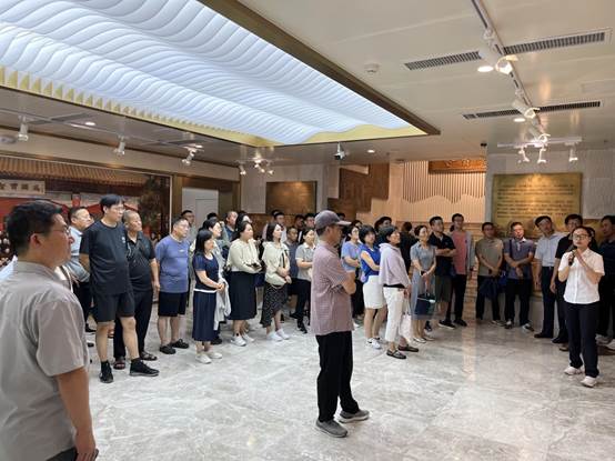 说明: 4.7月3日，商学院组织的枣庄市税务局培训班学员参观校史馆，讲解员周庆媚