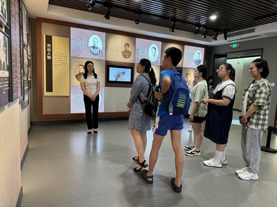 说明: 10、11.北京语言大学国际中文学院教授闻婷、国际教育学院青年教师、齐鲁交通学院教职工子女一行参观校史馆，讲解员郑玉蝶