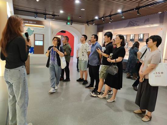 说明: 8.6月26日,2024年高校图书馆发展论坛嘉宾参观校史馆,讲解员徐晨曦