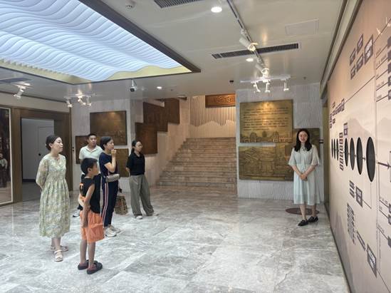 说明: 9.6月27日,科学技术研究院职工及其子女参观校史馆,讲解员郑玉蝶