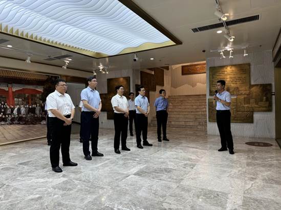 说明: 6.7月4日，山东农业大学党委书记徐剑波、校长冷畅俭一行参观校史馆，山东大学党委副书记陈宏伟出席参观活动