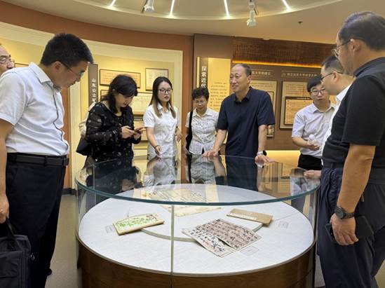 说明: 9.7月4日，中宣部出版物调研组一行参观校史馆，出版社相关负责同志陪同参观，讲解员周庆媚