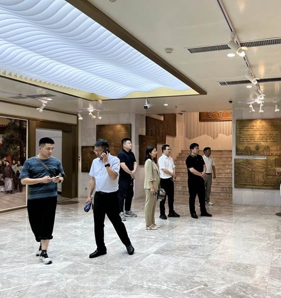 说明: 2.7月2日，龙游县委宣传部一行参观校史馆，经济研究院相关负责同志陪同参观，讲解员杨洁