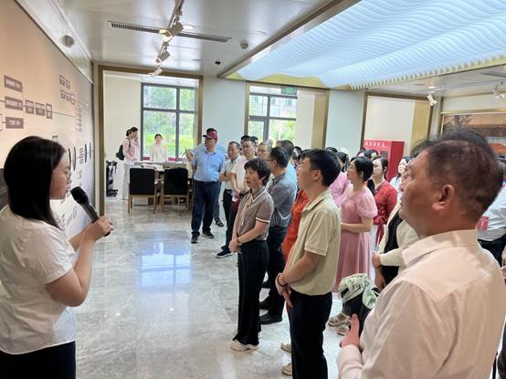 说明: 1.6月24日,苏州研究院举办的湖南省祁阳市政协委员培训班学员参观校史馆,讲解员郑玉蝶