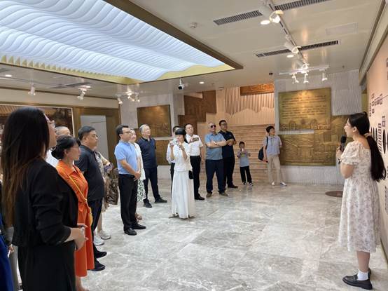说明: 11.6月28日,西安交通大学BBA博士生团队参观校史馆,管理学院相关负责同志陪同参观,讲解员张迎