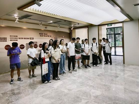 说明: 16.7月7日，数学国家高层次培养中心优秀学生夏令营营员参观校史馆，讲解员郑玉蝶
