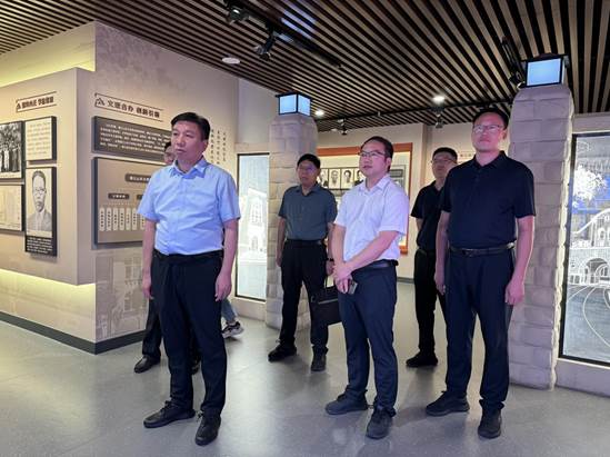 说明: 5.7月4日，确山县县长蒋贵印一行参观校史馆，党委办公室、校长办公室相关负责同志陪同参观，讲解员初桐